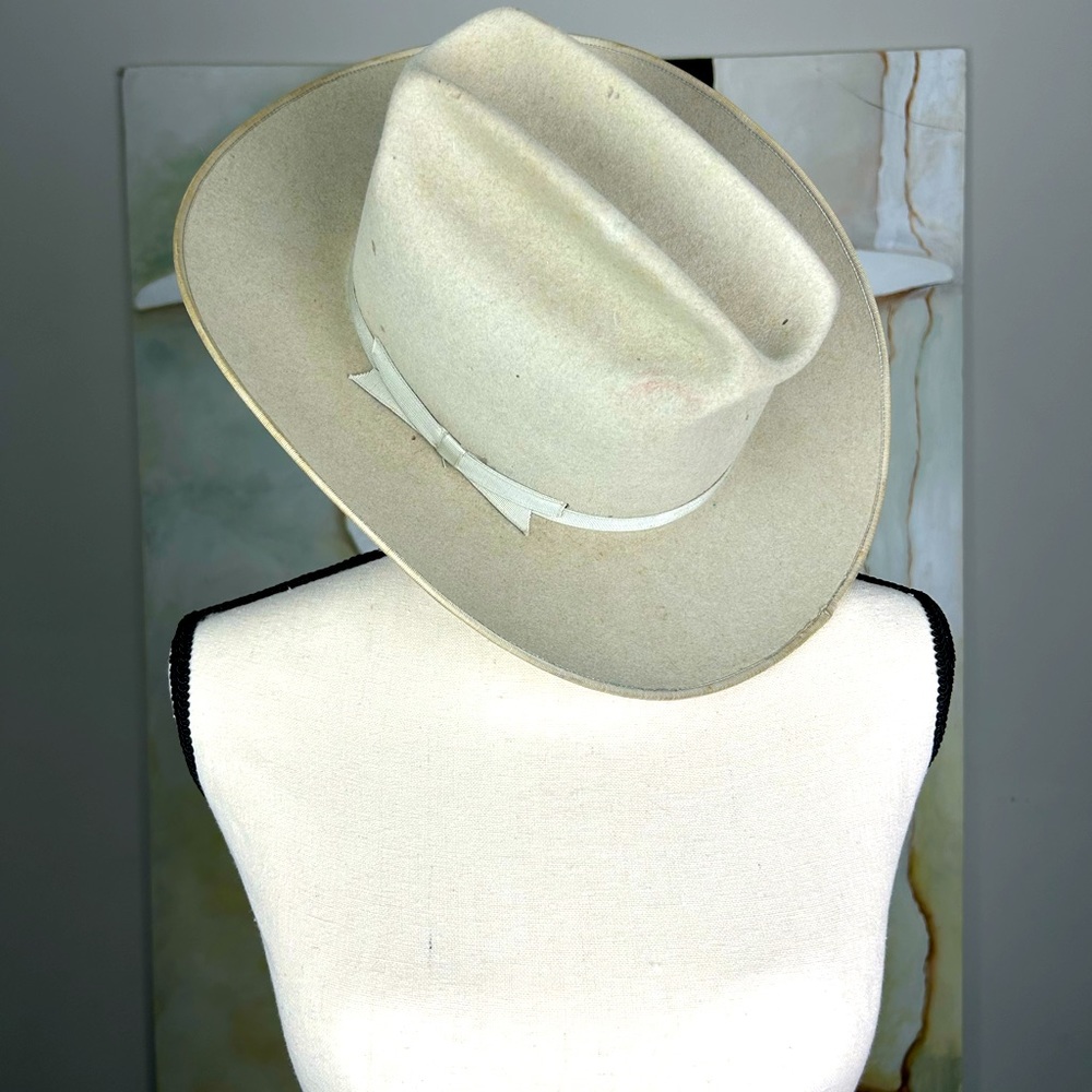 Vintage 1940’s LBJ cowboy hat fits a size 7 head.